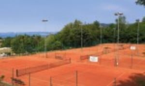 A beautiful resort nestled among the vineyards on the banks of Lake Garda with six beautiful clay courts. WhatÈs not to like?